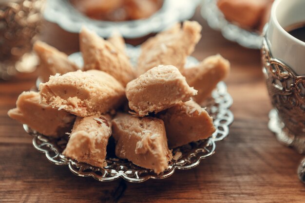 Foto doces turcos com café em uma mesa de madeira