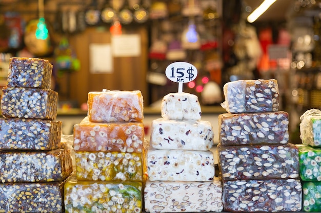 Doces turcos deliciam e outros na vitrine