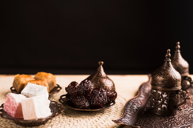 Foto doces turcos tradicionais e jogo de café