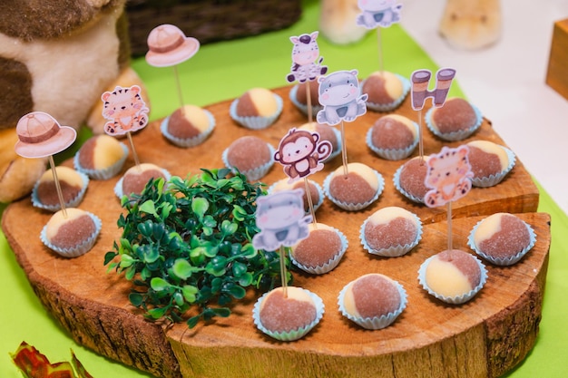 Doces variados de aniversário infantil Doces brasileiros Celebração de aniversários casamentos e outros eventos sociais