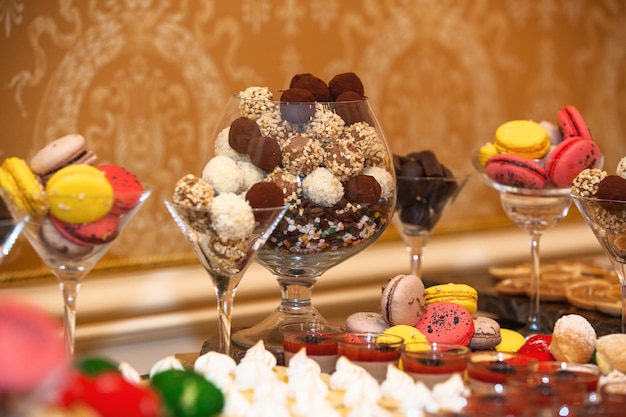 Doces variados e doces em buffet para festa, catering