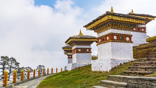 Dochula pasa 108 chortens de los soldados de Bhután en Thimphu, Bhután