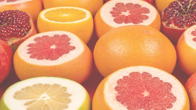 Docinho cítrico de toranja laranja romã em fundo vermelho