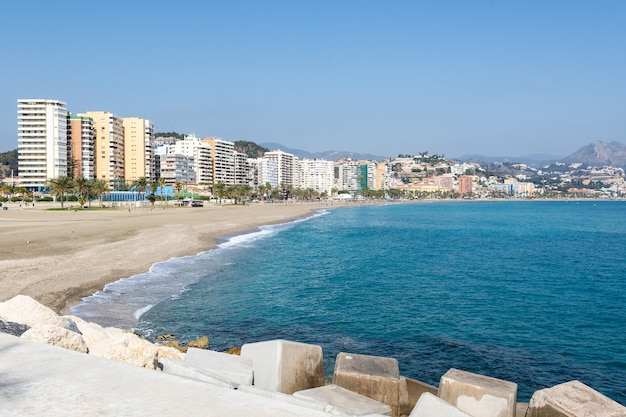 Dock des Hafens von Malaga mit dem Strand im Hintergrund