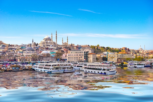 Dock mit Touristenbooten in der Nähe der Süleymaniye-Moschee in Istanbul