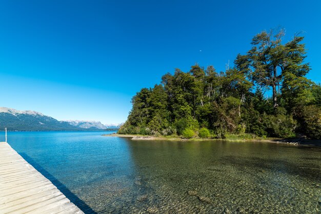 Dock und Seelandschaft Berge