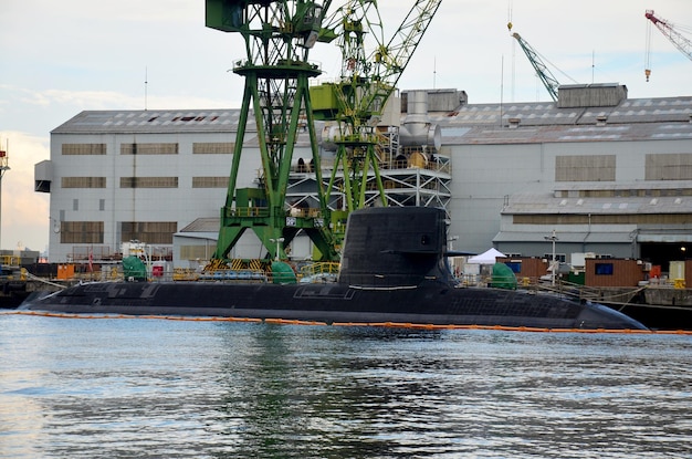 Dock von U-Boot und Schiffbau in Kobe Bay am 9. Juli 2015 in Kobe Japan