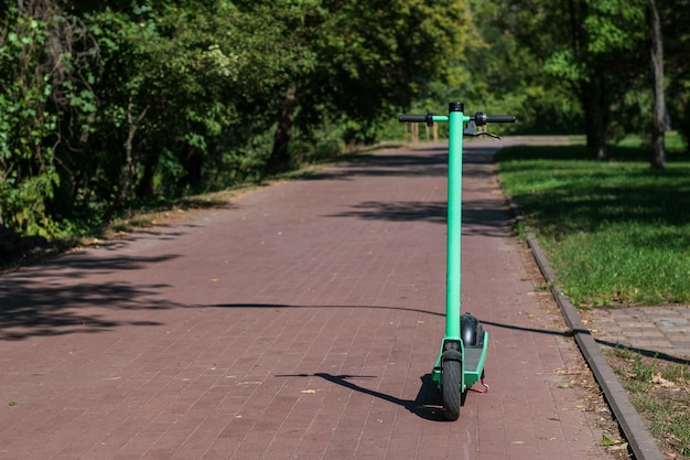 Dockless Elektroroller im Stadtpark