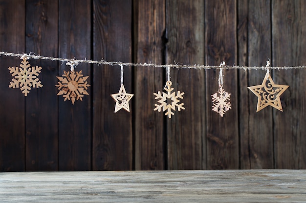 docoraciones navideñas de madera en la oscuridad