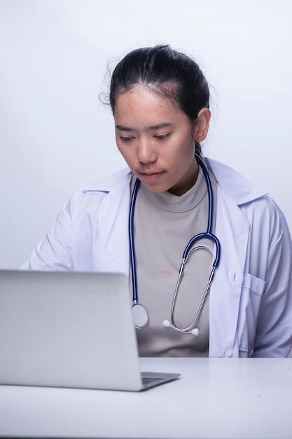 Docter y estetoscopio en mesa blanca, concepto de atención médica