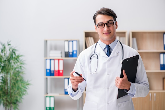 Doctor adulto joven trabajando en el hospital.