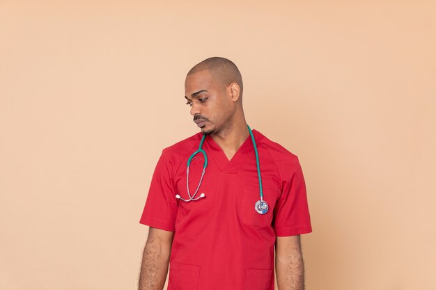 Doctor africano con uniforme rojo