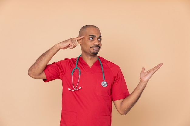 Doctor africano vistiendo un uniforme rojo