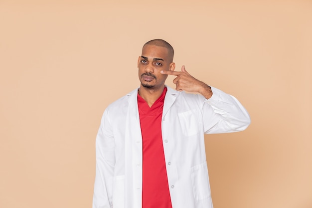 Doctor africano vistiendo un uniforme rojo