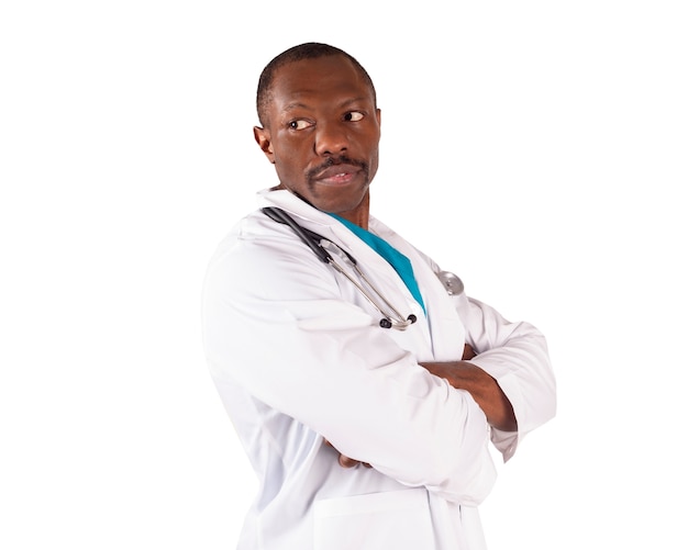 Doctor afroamericano brazos cruzados, fondo blanco