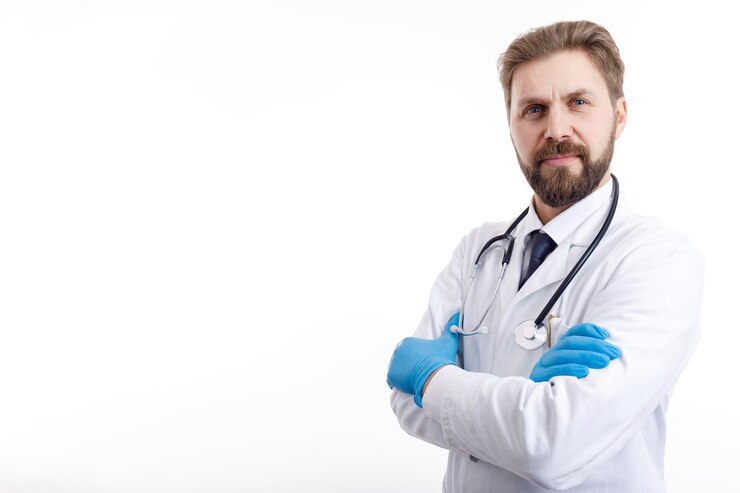 Doctor alegre en batas blancas y guantes médicos posando