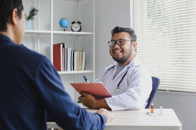 Doctor alegre registra todas las quejas de sus pacientes