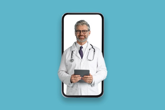 Doctor amable sonriente con bloc digital en el collage de la pantalla del teléfono inteligente