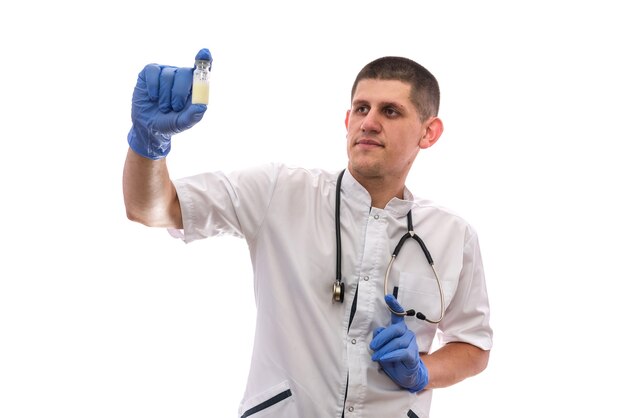 Doctor con ampollas. Hombre en uniforme médico azul sosteniendo ampollas con vacunas aisladas en blanco