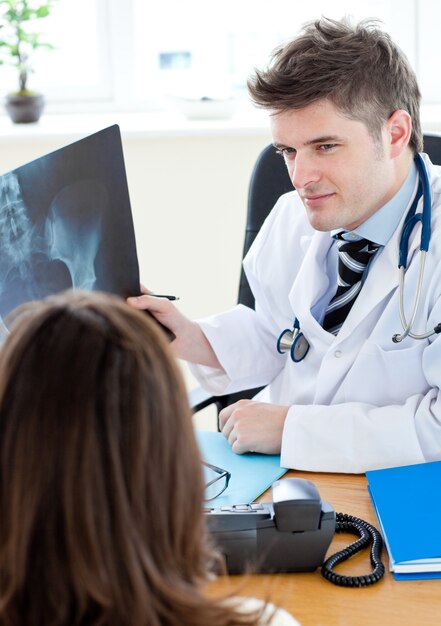 Doctor analizando una radiografía con un paciente femenino