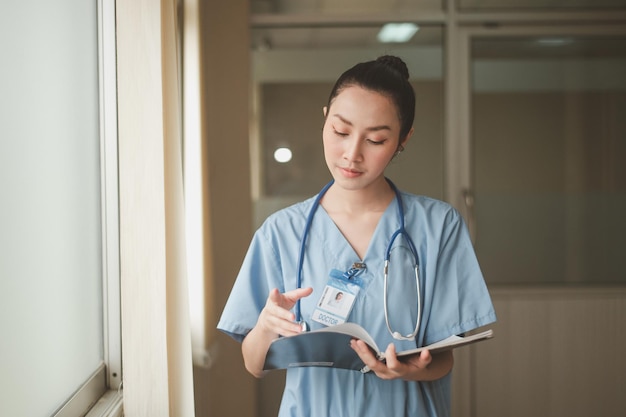 Doctor asiático mujer trabajando en el hospital para el paciente