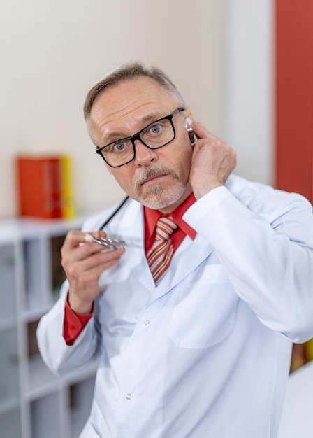 Doctor atractivo moderno posando para la cámara. Trabajador médico con uniforme de medicina.