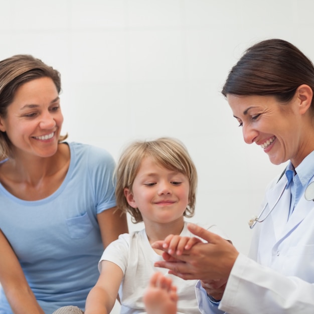 Doctor auscultating el antebrazo de un niño