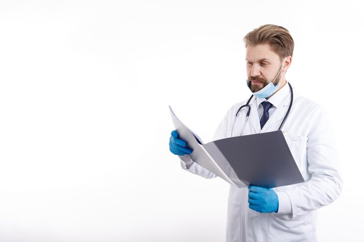Doctor barbudo en batas blancas explorando la documentación médica