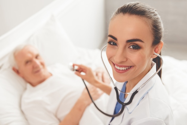 Foto doctor en bata blanca médica está revisando a su antiguo paciente