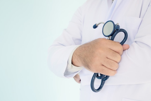 Doctor en bata blanca uniforme con estetoscopio en un hospitsl.