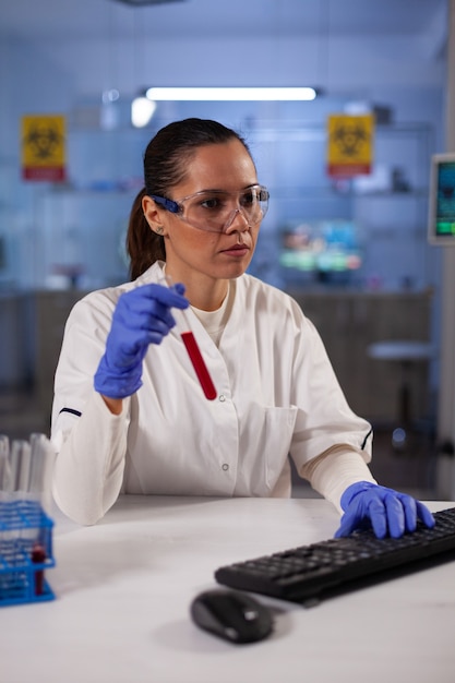 Foto doctor en biotecnología en muestras de sangre de análisis de laboratorio