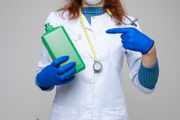 Doctor con botella de desinfectante para manos. luchando contra el coronavirus.