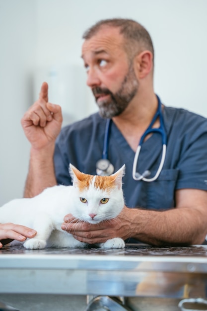 Doctor buscando parásitos y síntomas no saludables de infección y enfermedad.