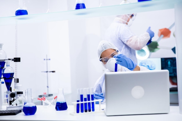 Foto el doctor en ciencias está analizando un tubo de ensayo en un laboratorio moderno