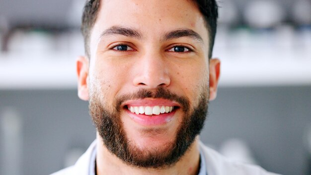 Doctor científico y patólogo médico sonriendo y riendo en un laboratorio Cara de un joven indio feliz y orgulloso que trabaja como experto en investigación clínica confiado en desarrollar un gran avance