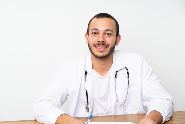 Doctor colombiano trabajando en una mesa.