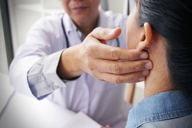 Doctor comprobar pulso mujer paciente de latidos. Concepto de atención médica