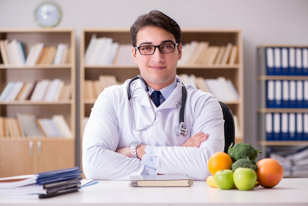 Doctor en concepto de dieta con frutas y verduras