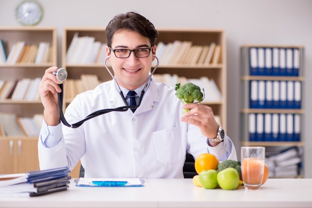 Doctor en concepto de dieta con frutas y verduras