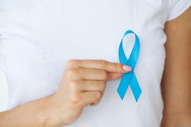 Doctor con conciencia de cáncer de próstata de cinta azul