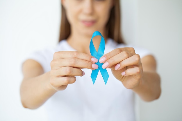 Doctor con conciencia de cáncer de próstata de cinta azul