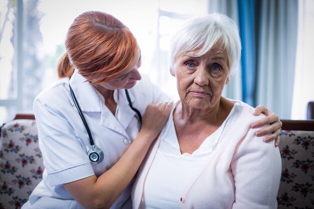 Doctor consolando a mujer senior