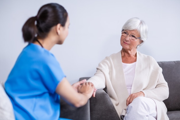 Doctor consolando paciente senior