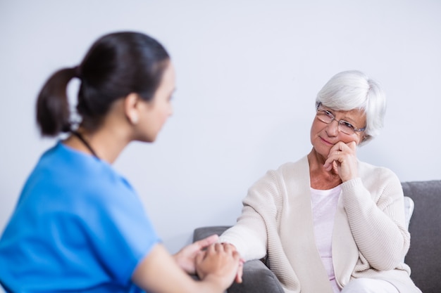 Doctor consolando paciente senior