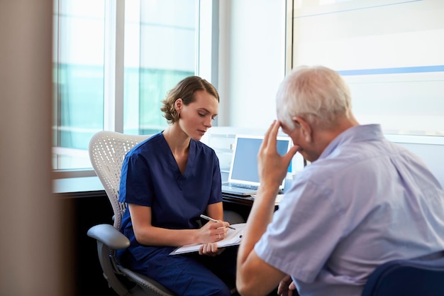 Doctor en consulta con paciente masculino deprimido