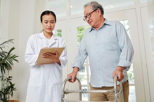 Doctor controlando la salud de un paciente anciano