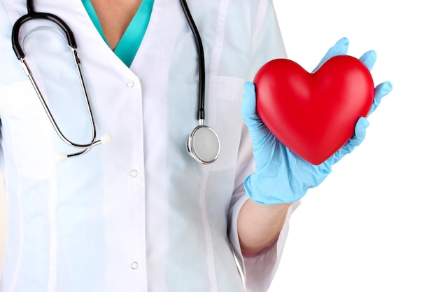 Doctor con el corazón en la mano aislado en blanco