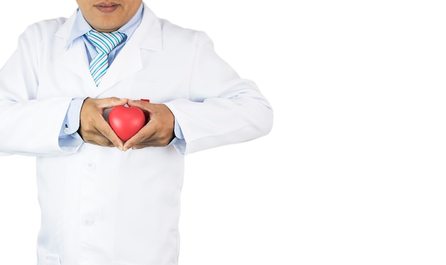 Foto doctor con corazón rojo aislado, prevenir enfermedades del corazón, espacio de copia