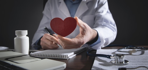 Doctor con corazón rojo en la clínica.