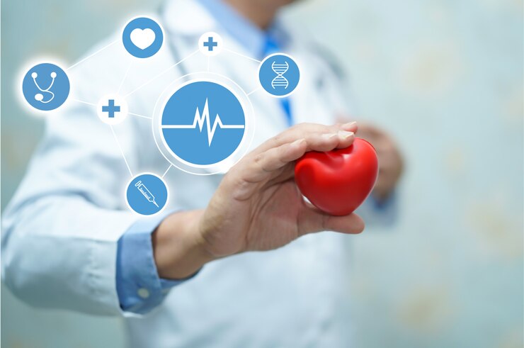 Foto doctor con corazón rojo en su mano en el hospital.